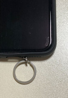 [2回ほど貼り直しをした後の保護強化ガラス]