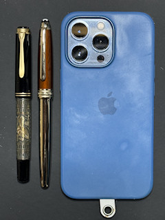 [ペリカン M700(B)とモンブラン 23768 (M)]